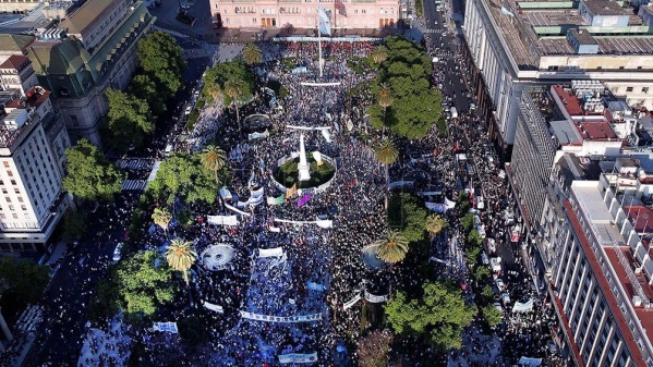 Plaza de mayo colmada por el D&iacute;a de la Lealtad Peronista