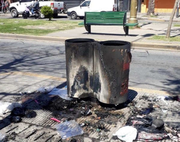 Vecinos de Los Hornos amanecieron con cestos de basura quemados