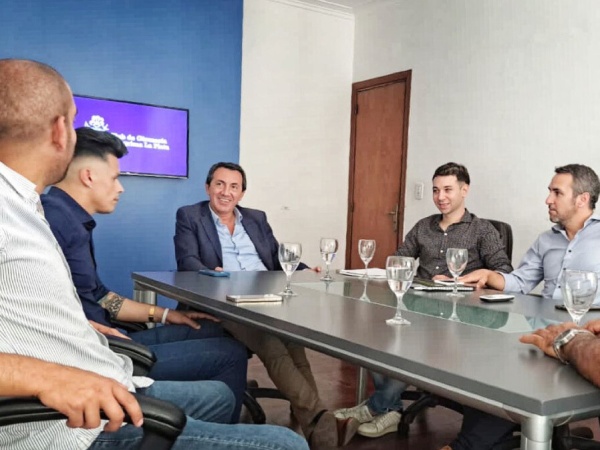 Desde el entorno de un candidato a dirigente criticaron a un futbolista y el protagonista desacreditó la versión