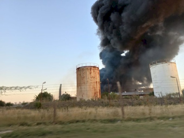 La fábrica textil Mafissa ubicada en Olmos sufrió un feroz incendio: "Hubo bomberos afectados por el humo y con quemaduras"