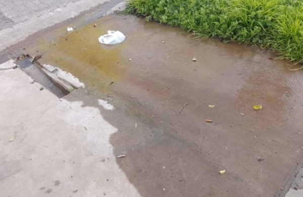 Vecinos reclamaron por una gran pérdida de agua: "No nos dan solución"