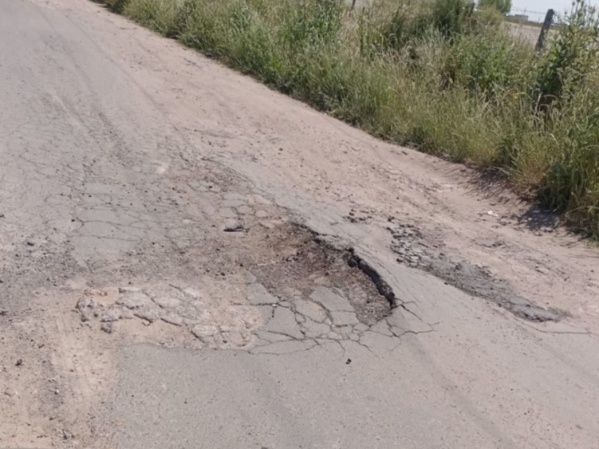 En Barrio Aeropuerto, se quejaron por un enorme pozo que causa accidentes y provoca daños en vehículos