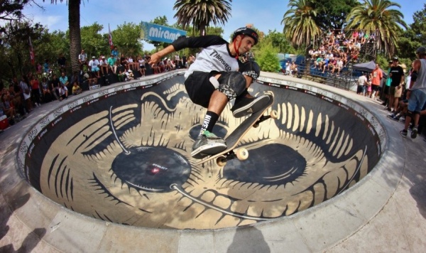 Un platense comparte su pasión y fanatismo por el skate con el objetivo de construir una pista en la República de los Niños