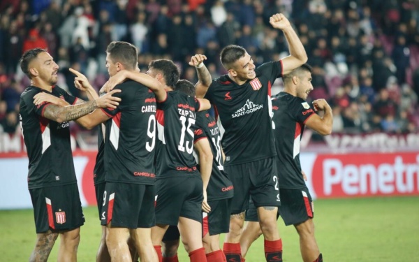 Carrillo se vistió de héroe y con un doblete le dio la clasificación al Pincha