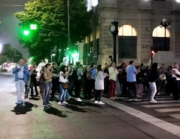 Vecinos de La Plata salieron a "cacerolear" tras los anuncios de Javier Milei