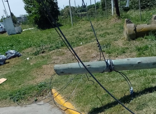 En 25 y 514, reclamaron por postes y cables caídos: "Quedamos sin luz"