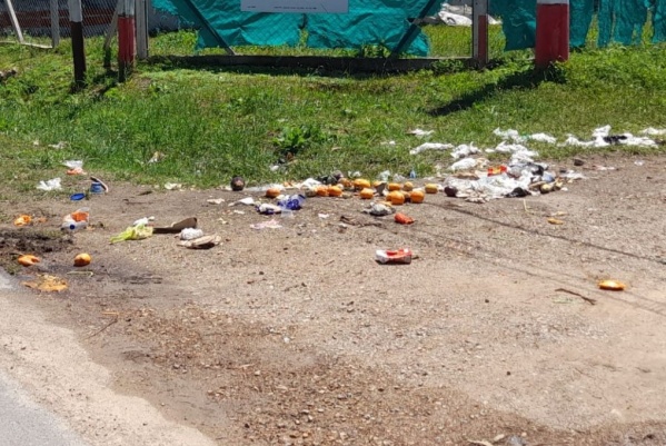 Vecinos se quejaron por la basura desparramada en 517 entre 20 y 21