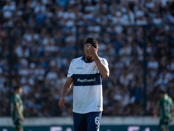 Diego Flores recibió una muy mala noticia, perdió un titular para el clásico y sorprendió con su reemplazo