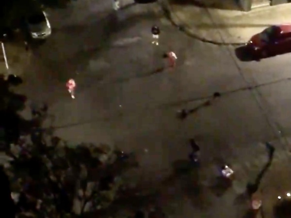 Una vecina platense grabó cómo unos jóvenes revoleaban sillas y piedras: pasó la policía y no hizo nada