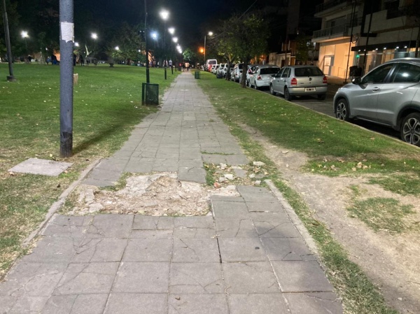 Vecinos de Barrio Norte denuncian que la Plaza Belgrano está "complicada de transitar"