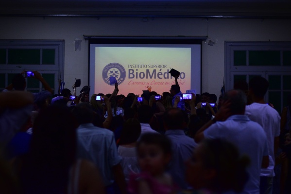 En medio de la pandemia se recibieron en enfermería en La Plata, pero el instituto no les da el título para ejercer