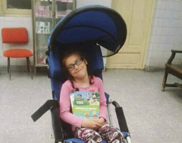 Le robaron la silla de ruedas a una nena de La Plata que sufre parálisis