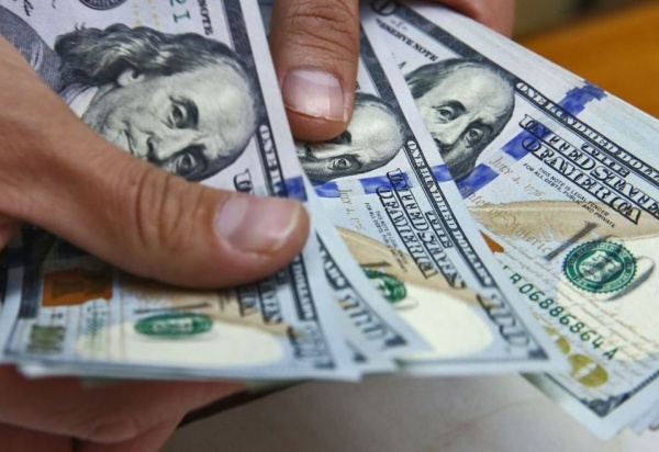 El dólar blue cerró a 156 pesos y acumula una baja de 10 en lo que va del año