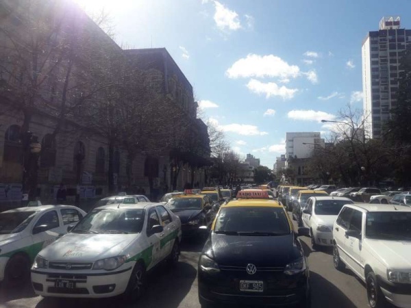 Por una medida de Camuzzi, taxistas de La Plata podrían ir a la justicia