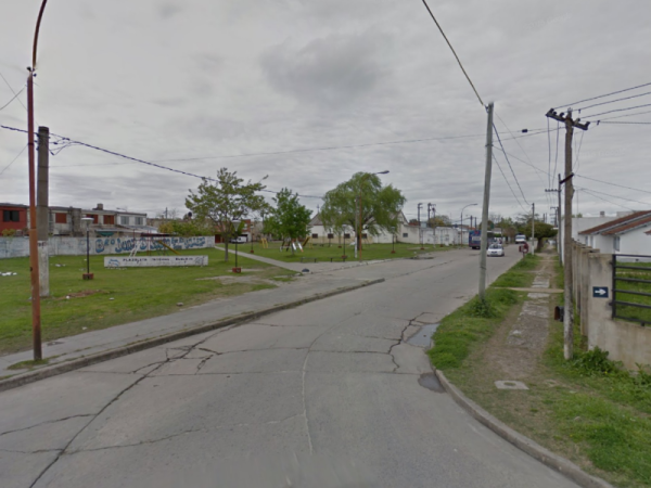 Caminaba por Berisso y dos encapuchados lo apuñalaron en moto