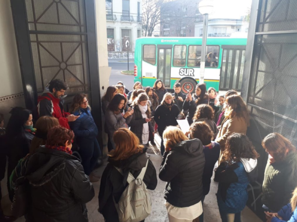 Padres y docentes suspendieron las clases en la Escuela 8 de La Plata