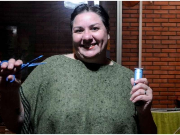 Hija de un ciudadano ilustre corta el pelo a cambio de juguetes