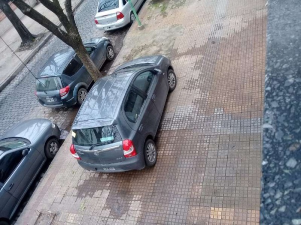 Una mujer denuncia que su vecino estaciona en su vereda y pega sus multas en la puerta de su casa