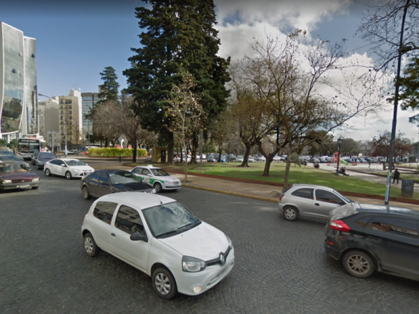 En &quot;manada&quot;, atacaron a un joven en Plaza Italia para sacarle la bicicleta