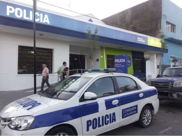 Robó, se dieron cuenta que su arma era falsa y le pegaron