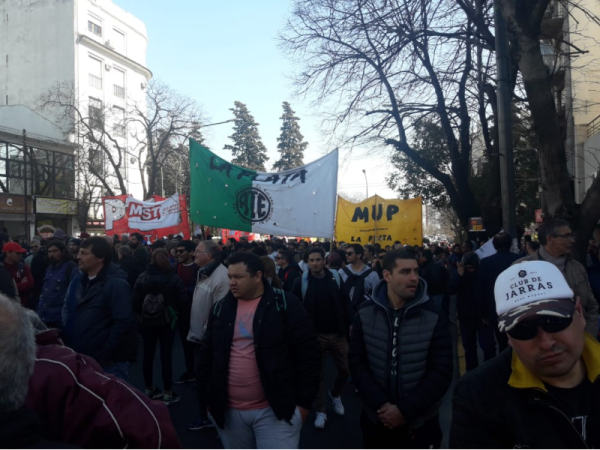 Masiva marcha de los trabajadores del astillero Río Santiago en La Plata