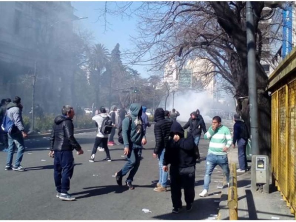 Incidentes en gobernaci&oacute;n tras la marcha por el Astillero R&iacute;o Santiago