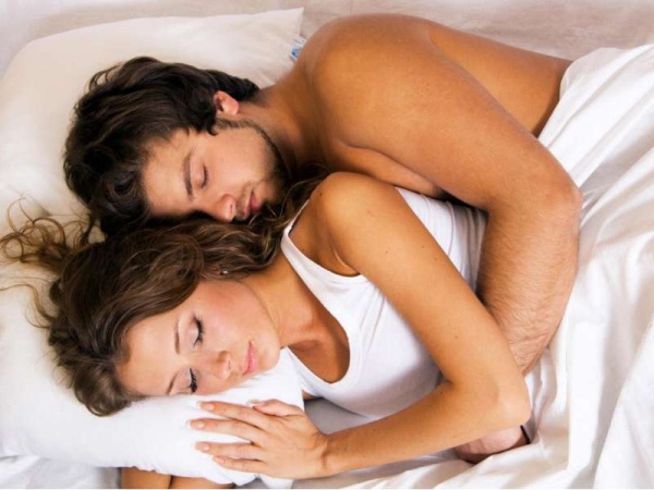 Dormir cucharita hace bien a la salud