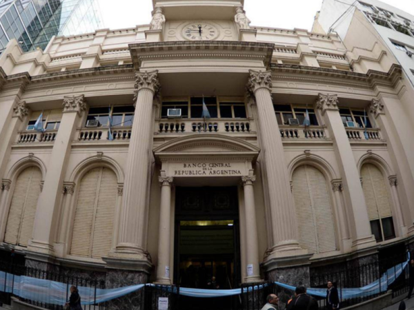 Se aceleró la megadevaluación y el Banco Central subió la tasa al 60%