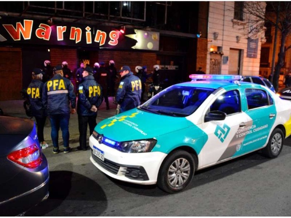 Espectacular operativo de seguridad nocturna en La Plata: se clausuraron varios boliches