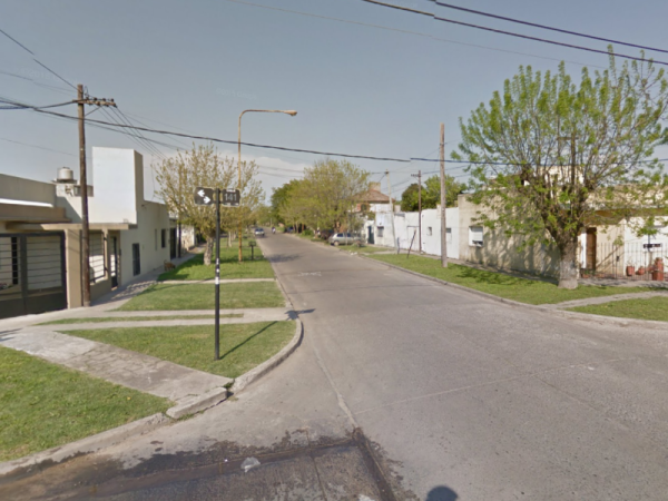 Manejaban un auto robado de Quilmes y fueron descubiertos en Los Hornos con cocaína