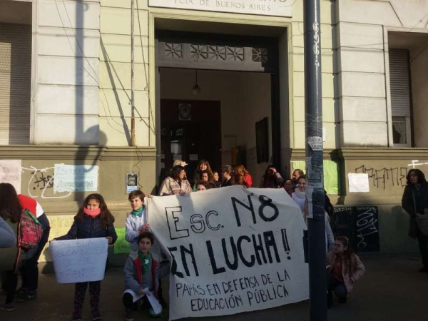 En la Escuela 8 de La Plata piden obras de fondo y no &quot;parches&quot;