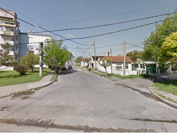 Iba en bicicleta y lo atacaron con un tiro en 12 y 82