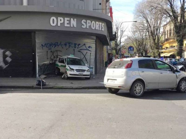 Susto en el centro de La Plata: chocó y quedó incrustado en un comercio