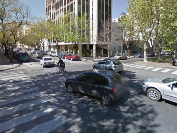 Torpe ladrón en 10 y 53: fracasó dos veces y lo atraparon