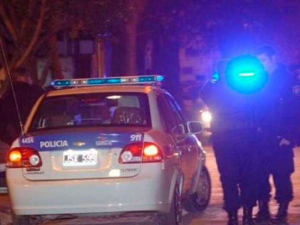 Un policía apareció con un balazo en el pecho en Arana