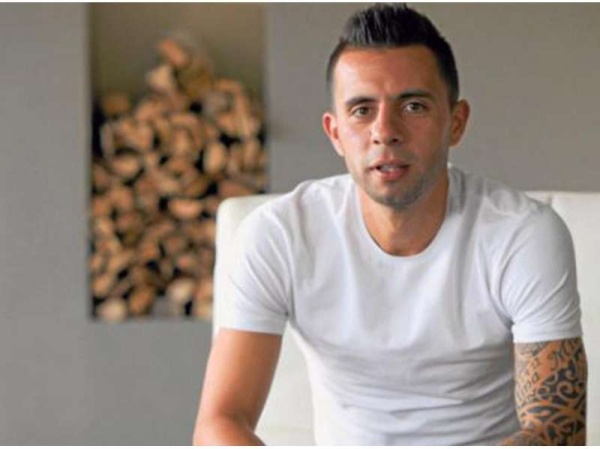 Mat&iacute;as Defederico , en Grecia, extra&ntilde;a a sus hijas