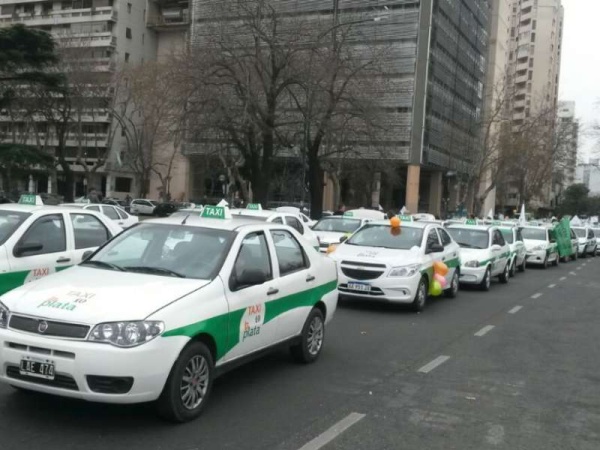 Aumentaron las multas para taxis y remises que transiten sin habilitación 