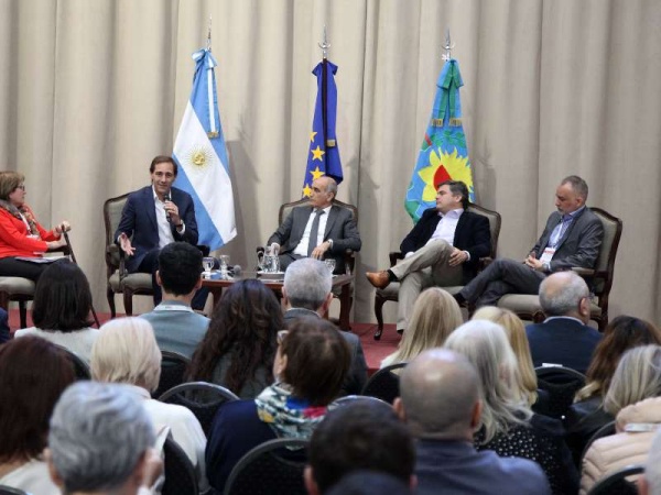 Salvador y Garro encabezaron un encuentro sobre políticas públicas en La Plata