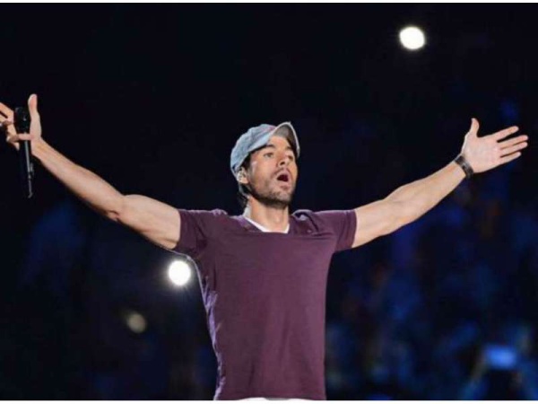 Una fan le comió la boca a Enrique Iglesias en pleno show