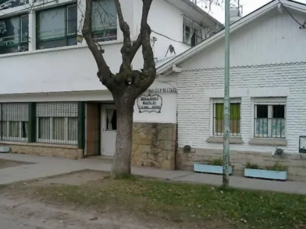 Daba clases, se le cayó una alacena y quedó inconsciente frente a sus alumnos