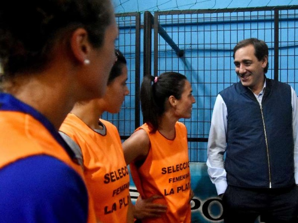 Julio Garro visit&oacute; a la Selecci&oacute;n Femenina platense de f&uacute;tbol que se coron&oacute; bicampeona provincial