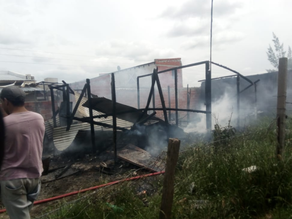 Se incendiaron varias casas en Melchor Romero: creen que fue intencional
