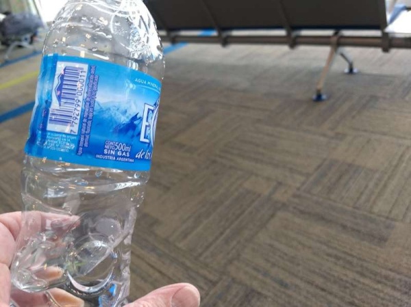 ¿Por qué no es conveniente reutilizar una botellita de plástico?