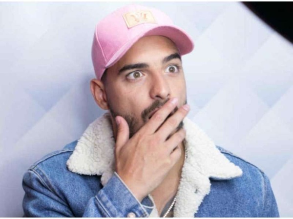 Maluma le hace honor a su rubio platinado