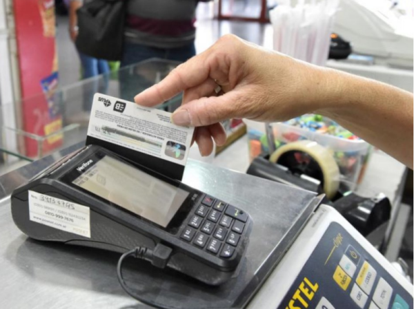 Los comercios tendrán que aceptar todas las tarjetas de débito para transacciones de 100 pesos