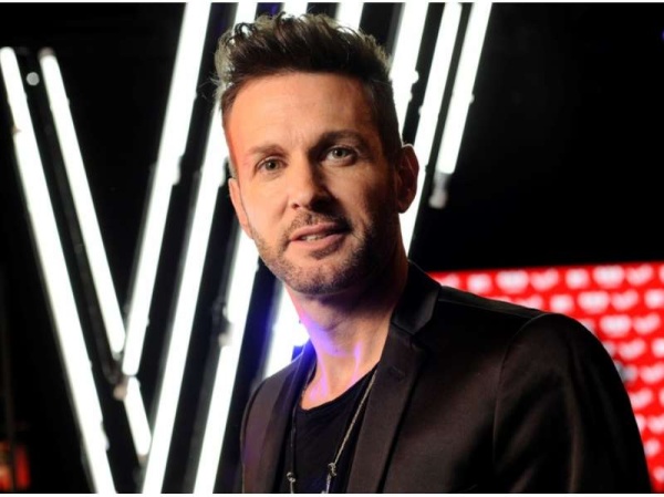 Criticaron a Axel por apoyar los pies en la mesa... ¡y él se defendió!