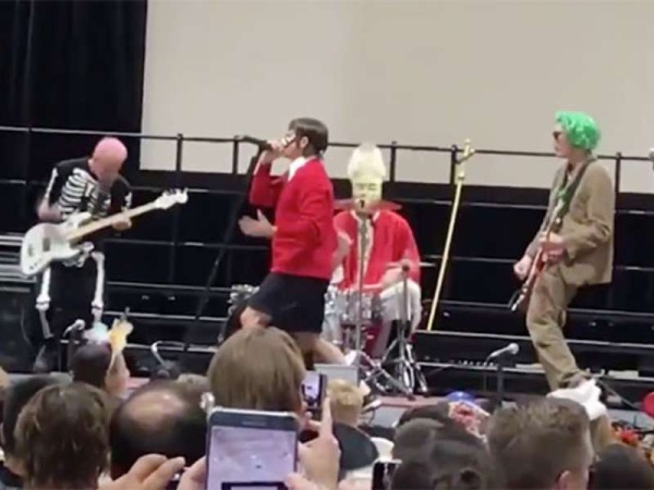 Los Red Hot Chili Peppers dieron un show sorpresa... ¡en una escuela!