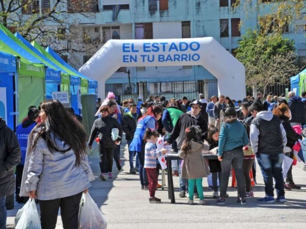 &quot;El Estado en tu Barrio&quot; llegó a Los Hornos para que los vecinos puedan realizar trámites y gestiones