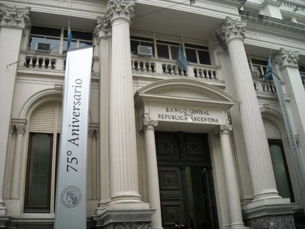 El dólar bajó y quedó muy cerca del &quot;piso límite&quot;