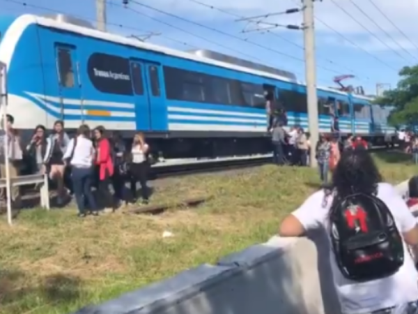 Un hombre se arrojó a las vías del tren Roca en La Plata 